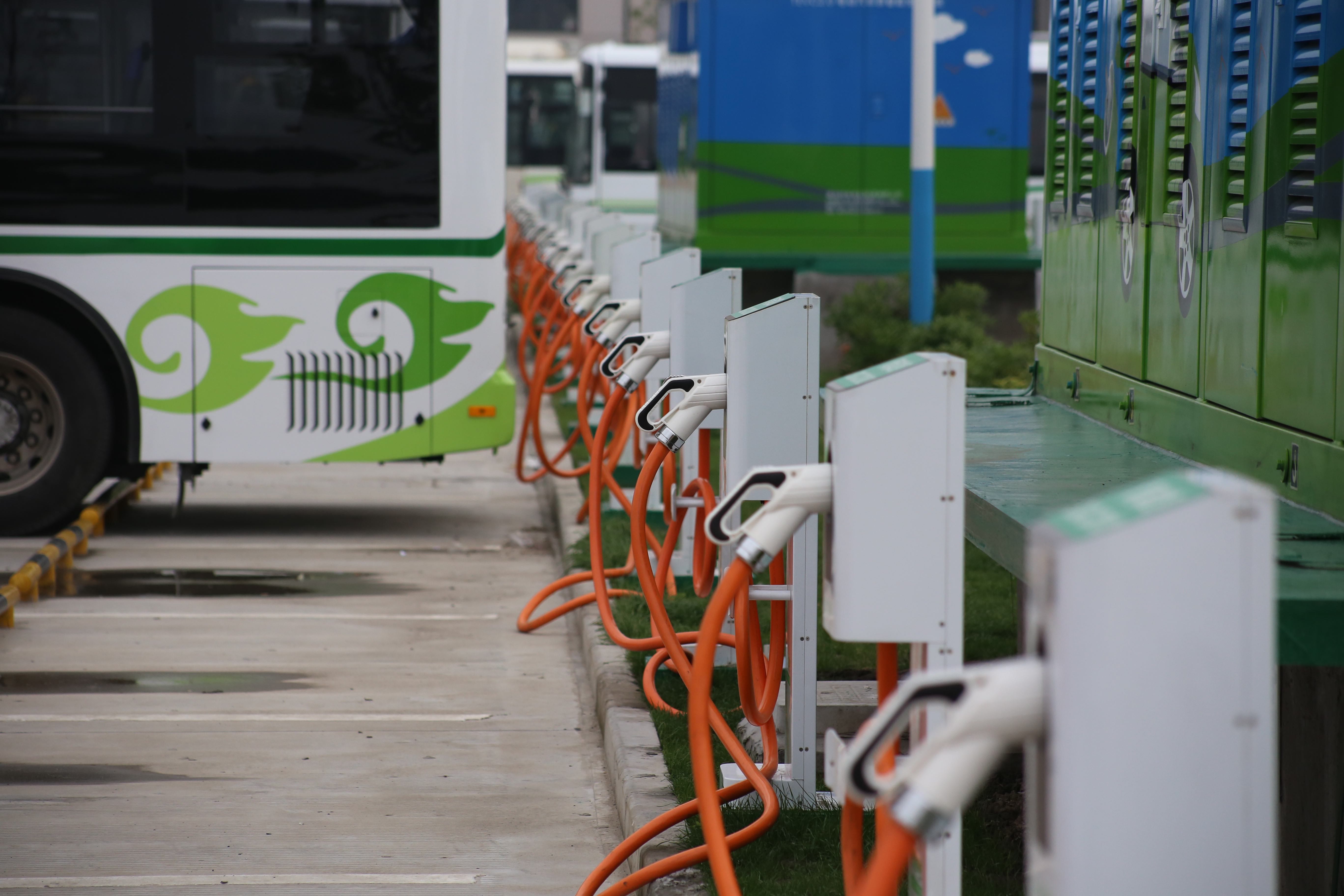 深圳超充站数量超过加油站，新能源汽车再迎标志性进展