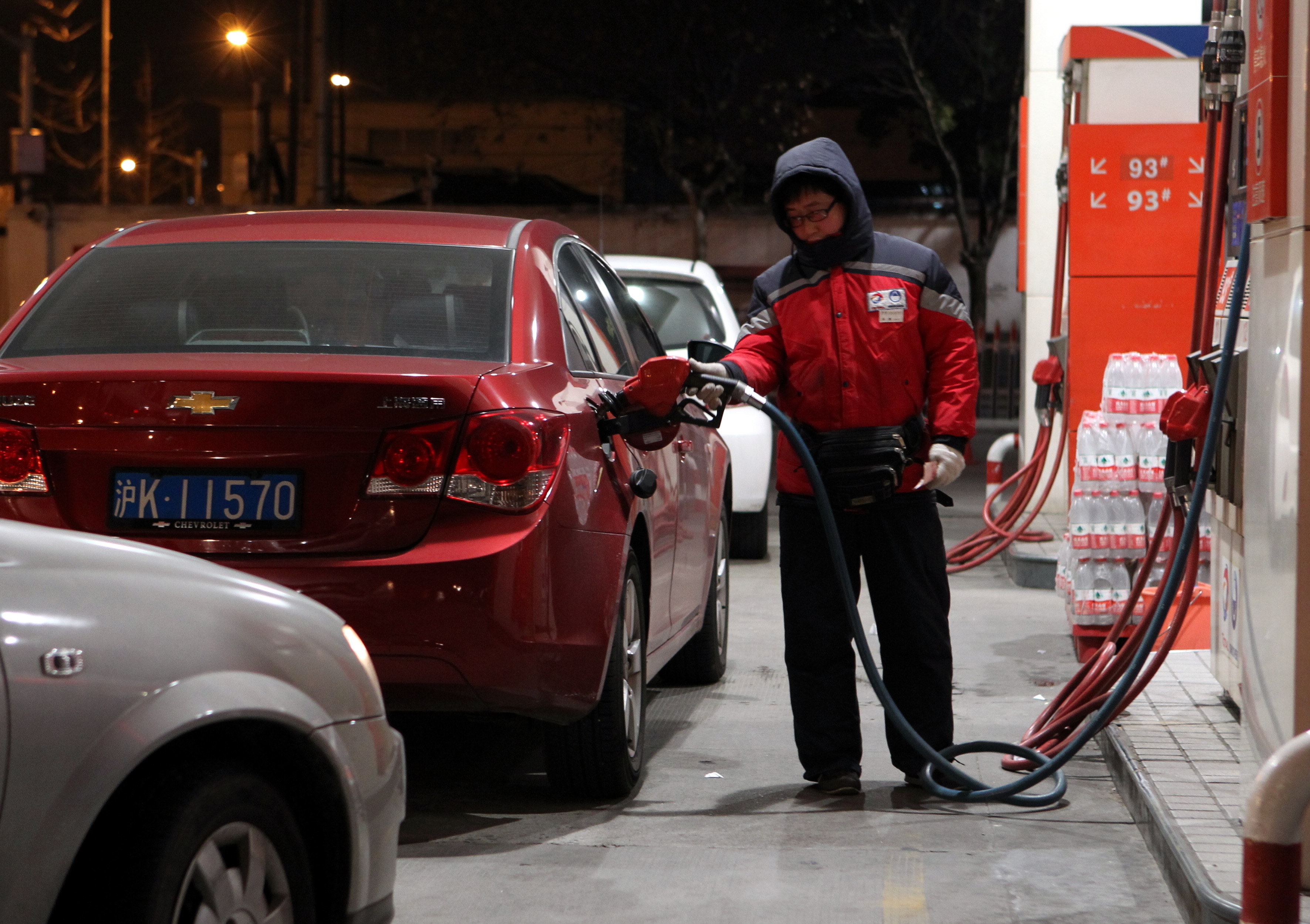 国家发改委：国内汽、柴油价格每吨分别降低235元、225元